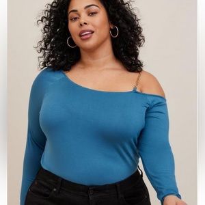💕FLASH SALE 💕NWT Torrid Size 3 Off-Shoulder Super Soft Chain Strap Top
